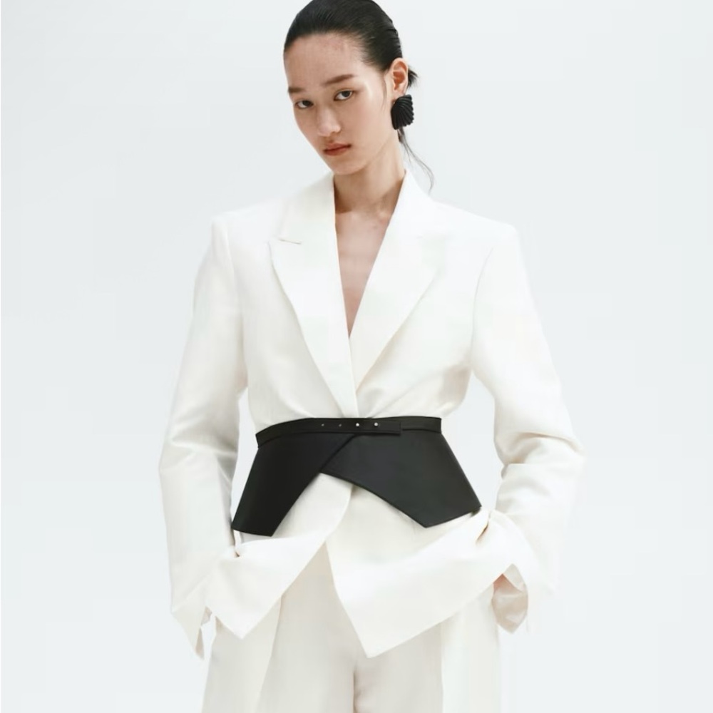 H&M STUDIO COLLECTION SPRING 2026
WHITE LINEN-BLEND BLAZER SIZE S